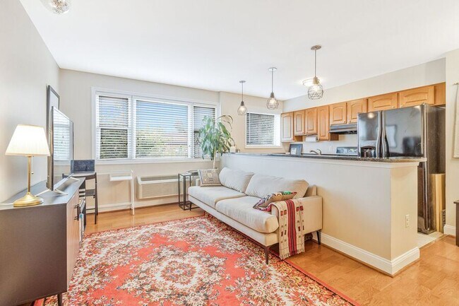 Foto del edificio - 738 Longfellow St NW