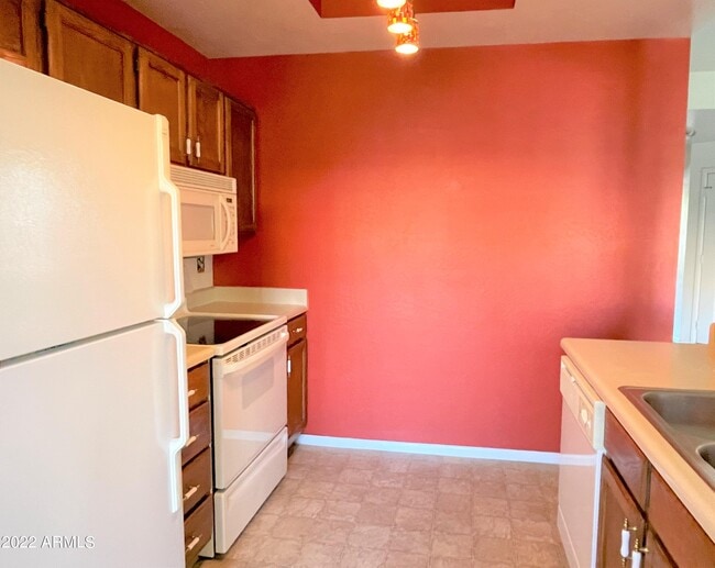 Building Photo - 930 N Mesa Dr
