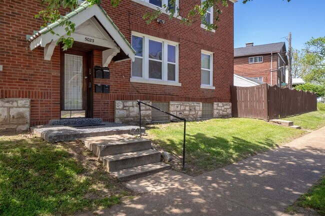 Foto del edificio - Dear Elenore, I'm Writing in Hopes You Lov...