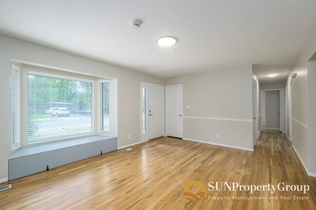 Building Photo - Stunning Remodeled Home in Desirable Cottonwood Heights!