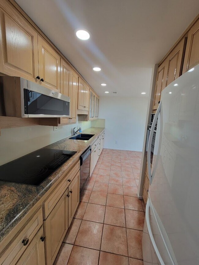 Foto del edificio - HUGE UPPER 1BD/1.5BA CONDO WITH LOFT, PARKING LAUNDRY AND 2 PRIVATE BALCONIES!!