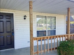 Building Photo - 1307 N Willow Dr