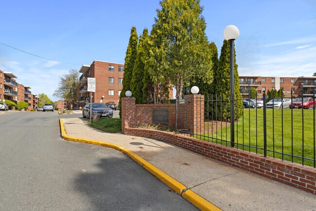 Building Photo - 700 Governors Dr