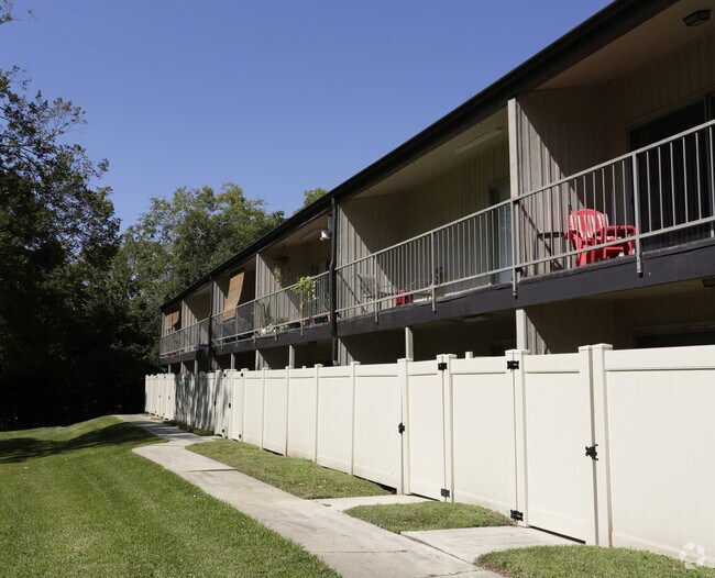 Patios y balcones privados - Hampton Court Apartments