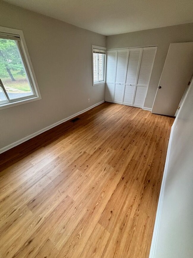 Building Photo - 2 BEDROOM TOWNHOME IN MARYLAND PLACE
