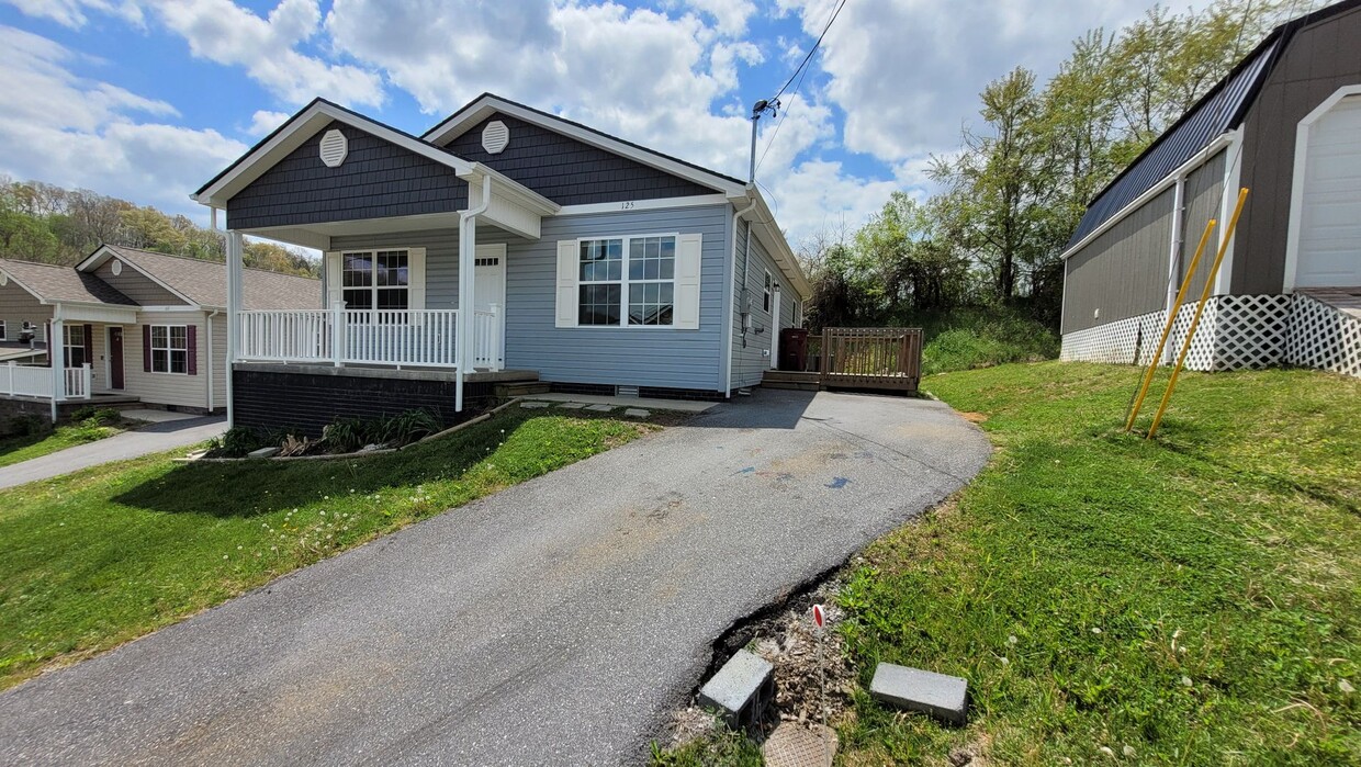 Primary Photo - 3 bed, 2 bath home in Johnson City
