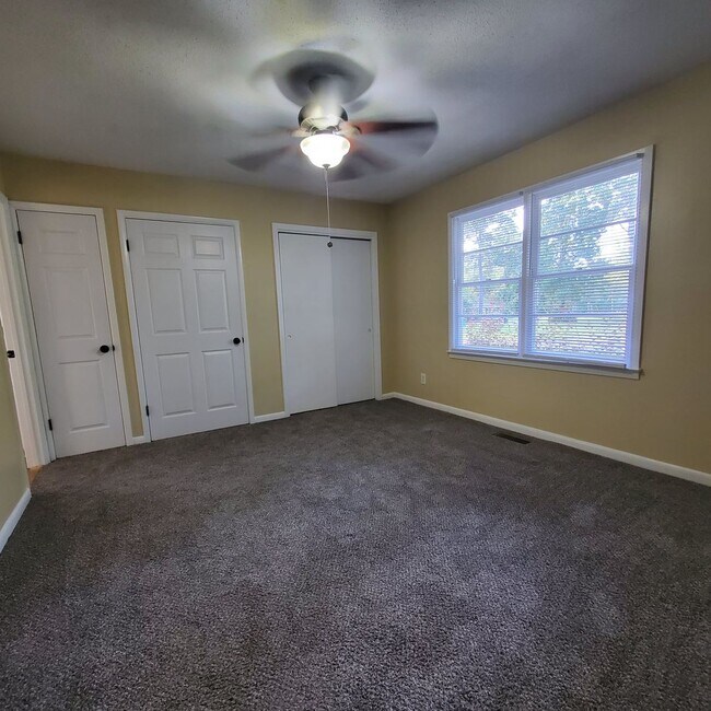 Foto del edificio - Charming and Updated 3-Bedroom Home with S...