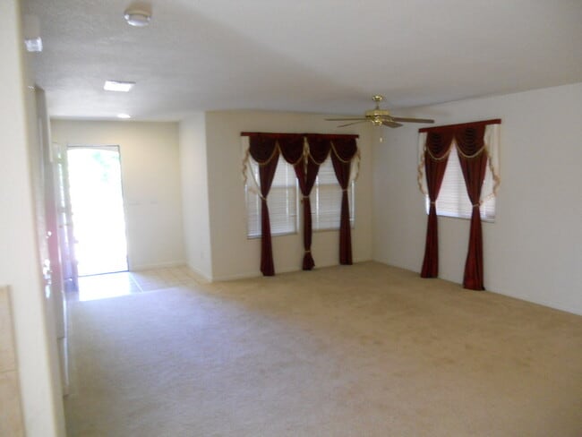 Foto del edificio - LARGE CORNER LOT 2 STORY 4 BED HOME IN MATHER