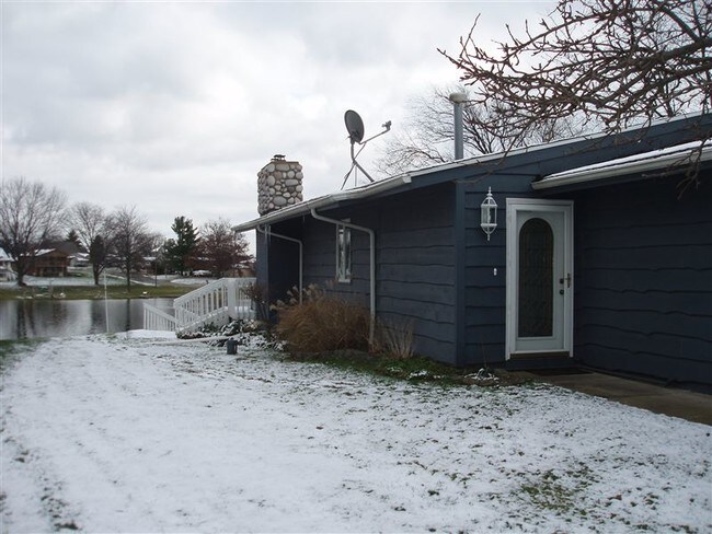 Building Photo - 129 Holiday Dr