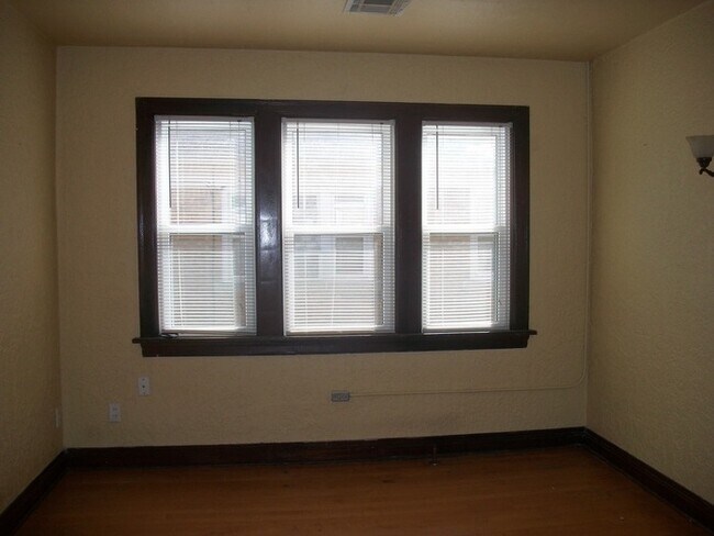 Building Photo - 1 Bed 1Bath Apt in The Plaza District NW OKC
