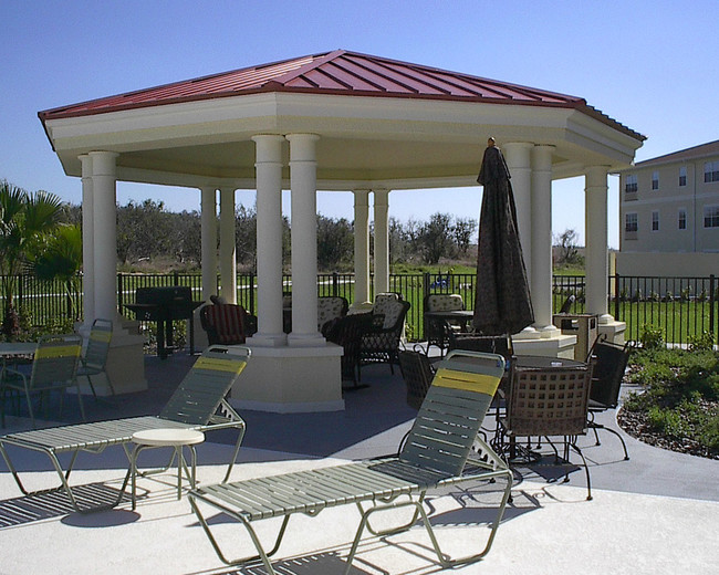 Groves en Victoria Park, la terraza junto a la piscina al aire libre - Groves at Victoria Park