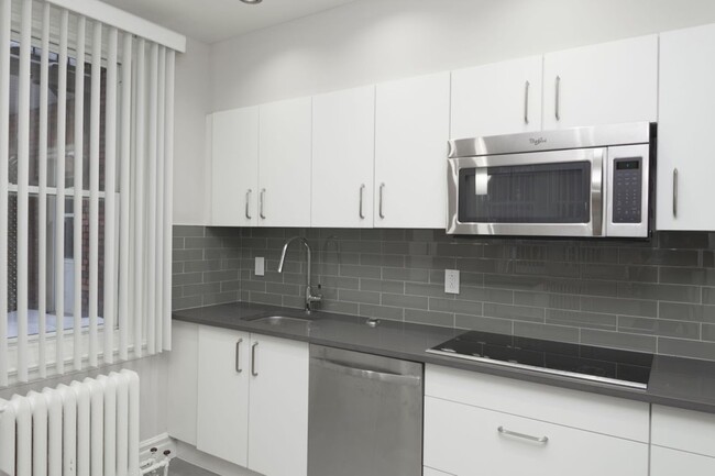 Building Photo - 4557 Rue Sherbrooke O
