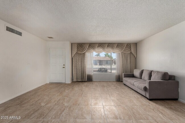 Foto del edificio - 5809 W Yucca St