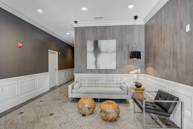 Building Photo - 515 Main St