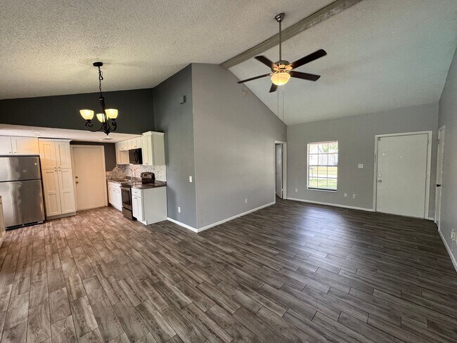 Building Photo - Beautiful 3/2 East Orlando Pool Home!