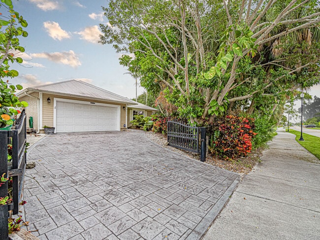 Building Photo - 1716 Indian River Dr