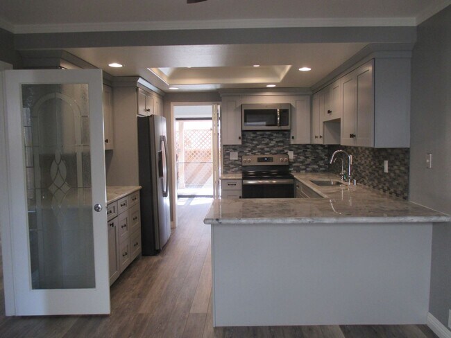 Building Photo - 3 Bedroom Upgraded Condo Near the Governme...