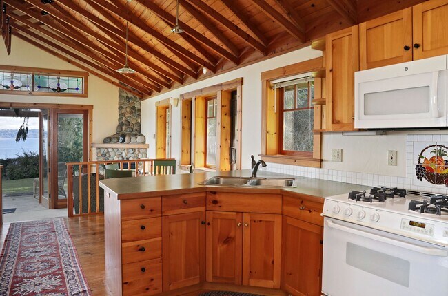 Foto del edificio - Spectacular Langley Chalet in the Woods wi...