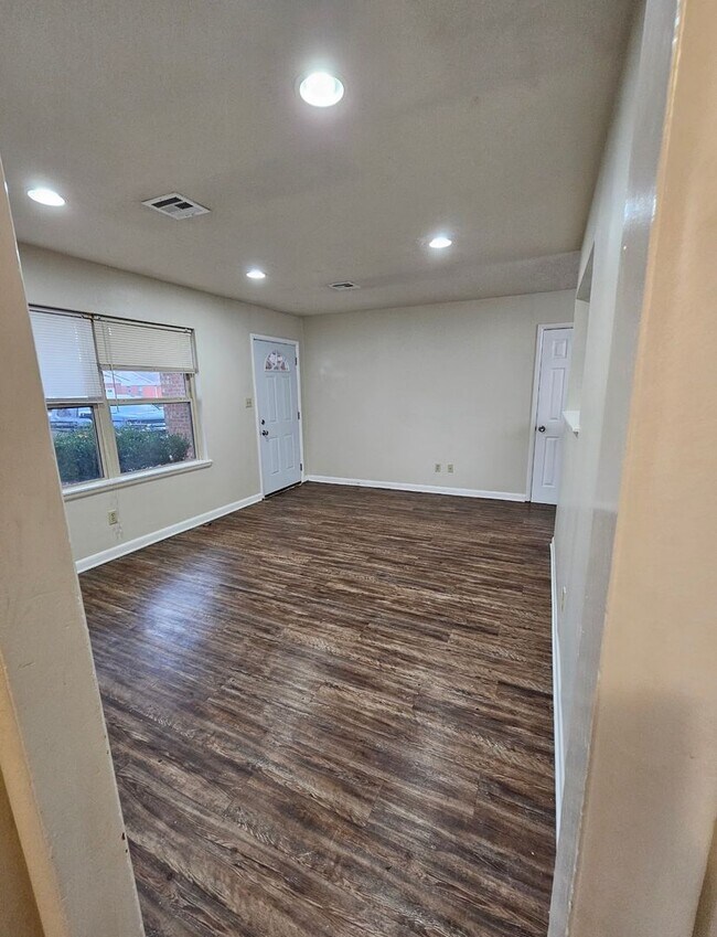 Foto del edificio - Contemporary 3 Bedroom, One Bathroom Home ...