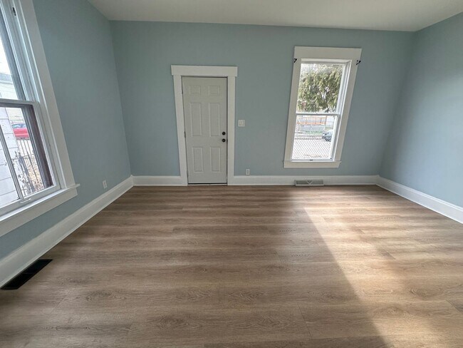 Foto del edificio - CUTE 2 BEDROOM HOUSE WITH LARGE BACKYARD IN HAMILTON!