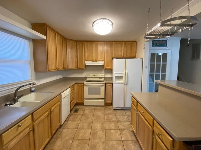 Building Photo - Move In Ready! "ASK ABOUT OUR ZERO-DEPOSIT...