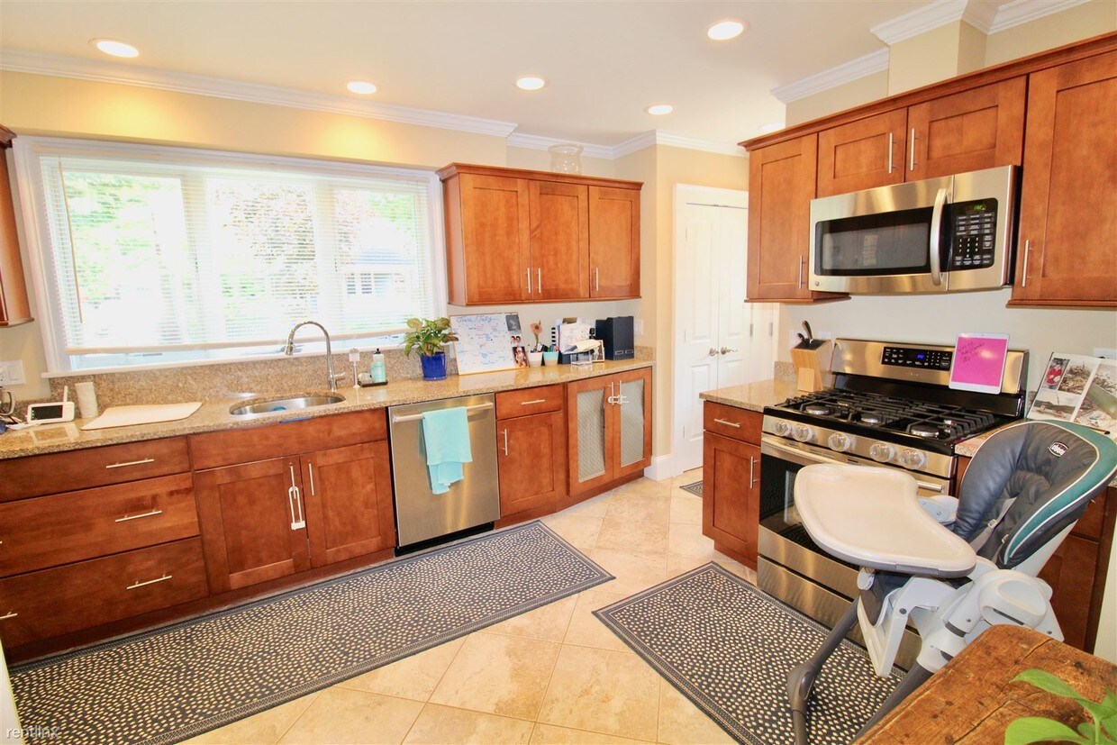 2 br, 1 bath - 25 York Rd - 2 br, 1 bath  - 25 York Rd