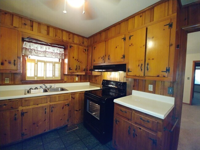 Building Photo - 831 S Shadowlawn Dr