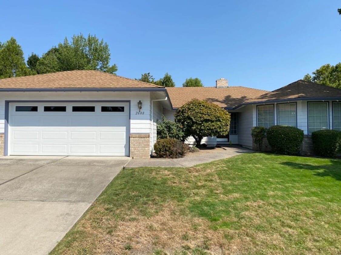 Foto principal - LARGE SINGLE FAMILY HOME, ONE LEVEL W/ FEN...