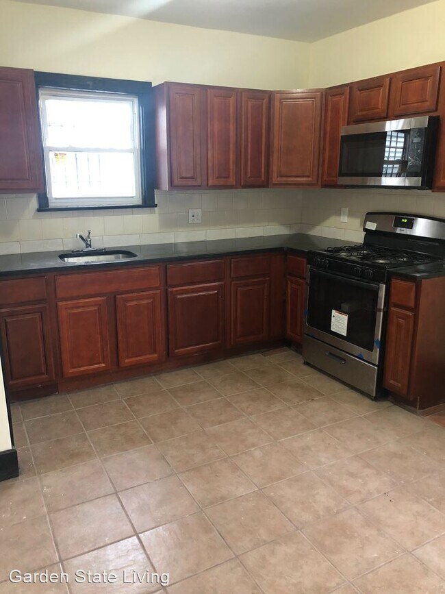 Building Photo - 4 br, 2 bath House - 162 Columbia Avenue