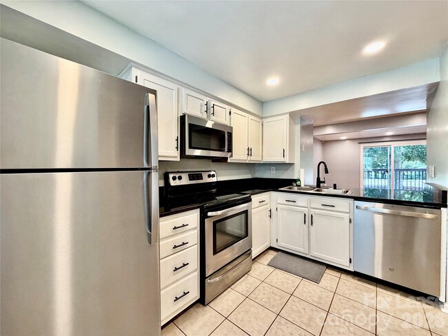 Building Photo - 9604 Vinca Cir