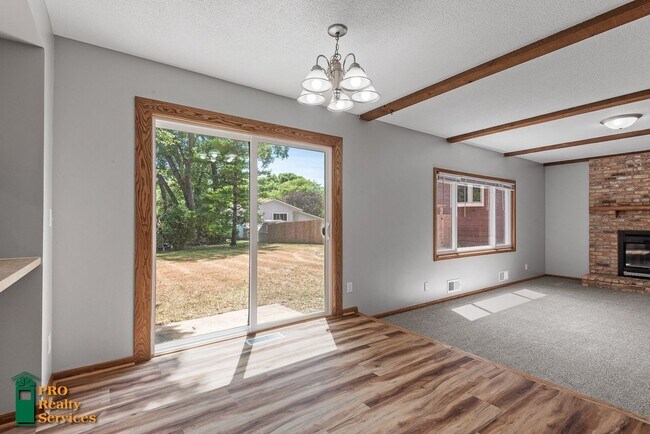 Foto del edificio - 4 Bedroom Home in Burnsville