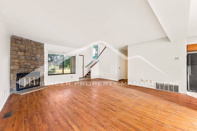 Building Photo - Quiet Townhome Next To The Park With Great...