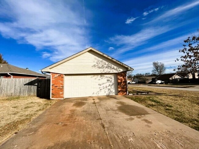 Foto del edificio - 2301 ne 10th, Moore, 3 bed, 2bath, 2 car g...