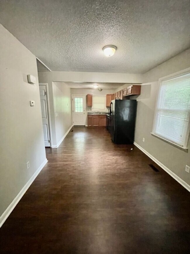 Building Photo - A charming 2 bed 2 bath duplex located in ...