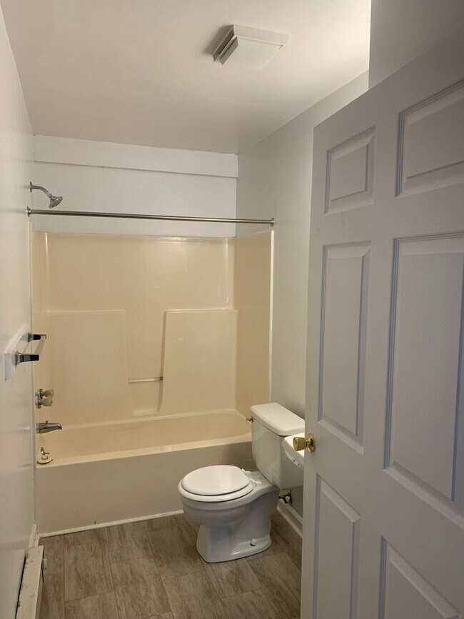 Building Photo - Eastern SD 3 Bedroom 2 Bath Rancher With Y...