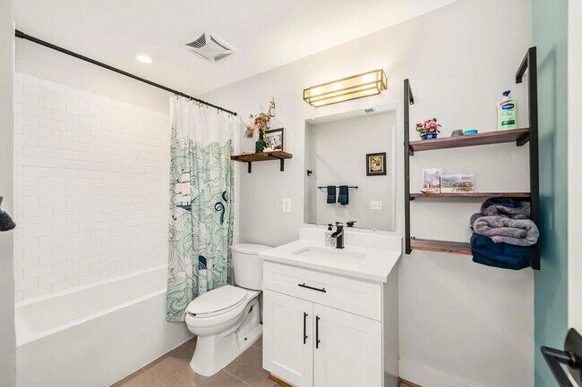 Foto del edificio - Sunny 1 bed + den 870 sq ft in heart of Pe...