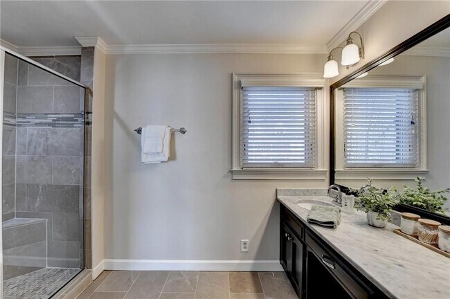 Foto del edificio - 350 S Satinwood Pl