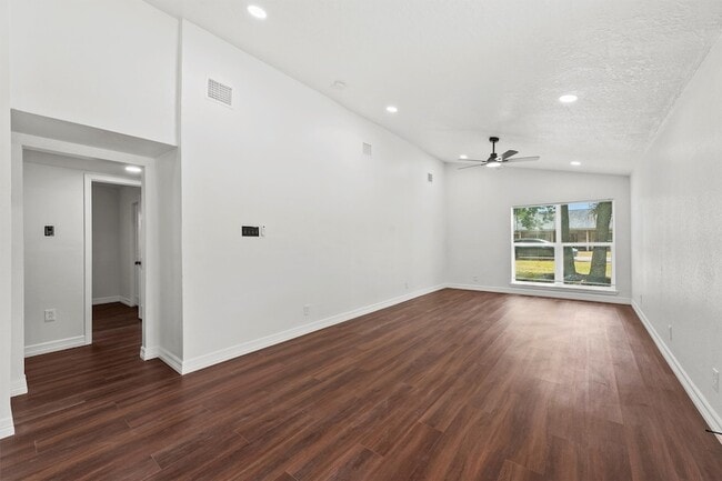 Building Photo - 632 Meadowlawn St