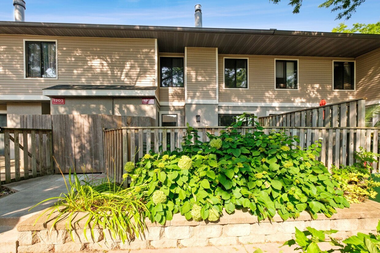 Primary Photo - Updated 2 Br/ 2.5 Ba TH w/2 CG, and Privat...