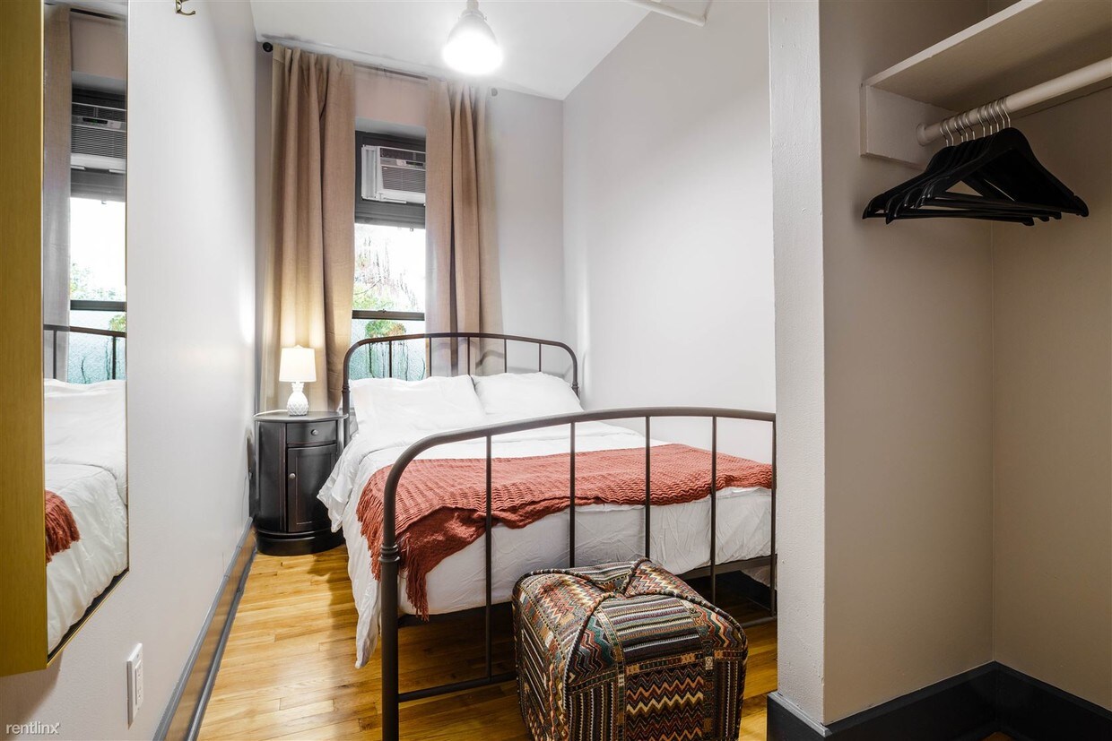 Foto principal - 305 W 29th St