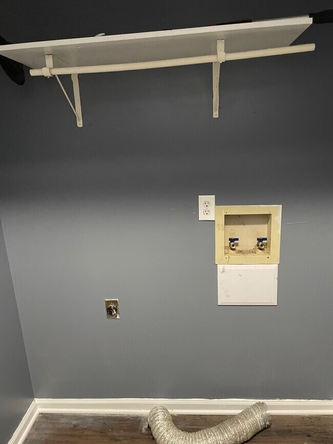 Foto del edificio - 915 Potter Ave