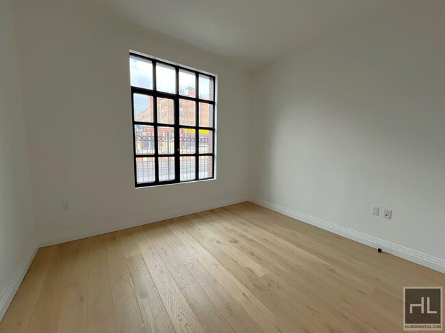 Building Photo - Luxurious 2 bedroom/1 Bathroom duplex apt ...