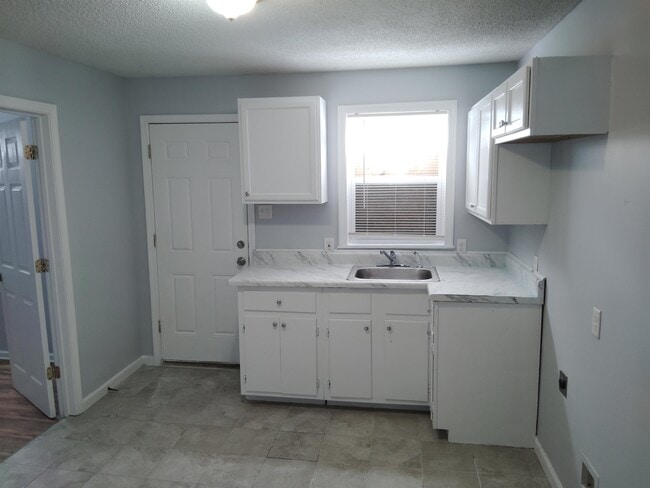 Building Photo - 881 N Claybrook St