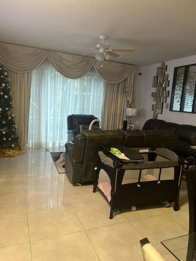 Foto del edificio - 1026 Woodfield Rd