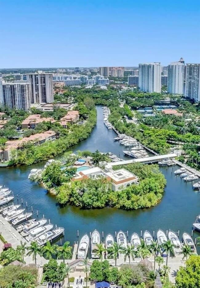 Foto del edificio - 18181 NE 31st Ct