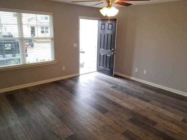 Building Photo - Heritage Place Townhome