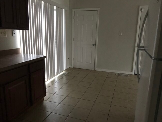 Building Photo - 947 Princeton Ave