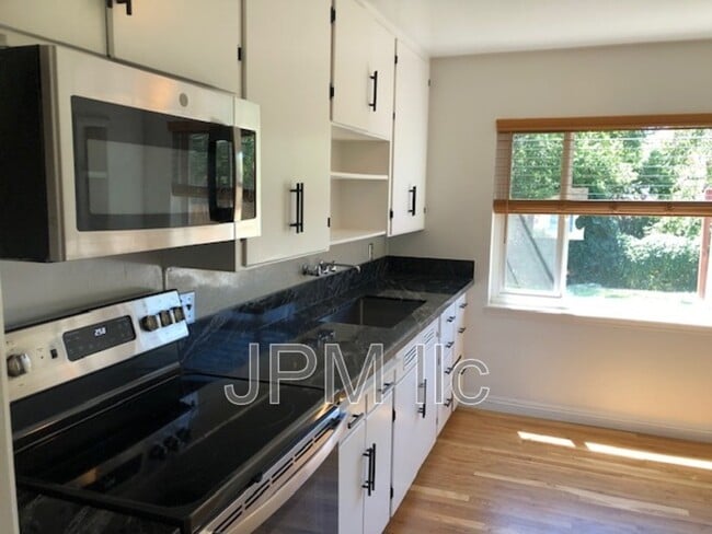 Building Photo - 360 W Plumb Ln