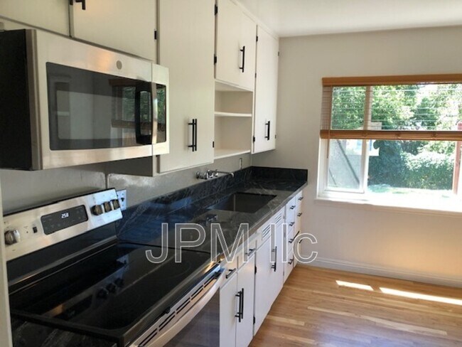 Foto del edificio - 360 W Plumb Ln