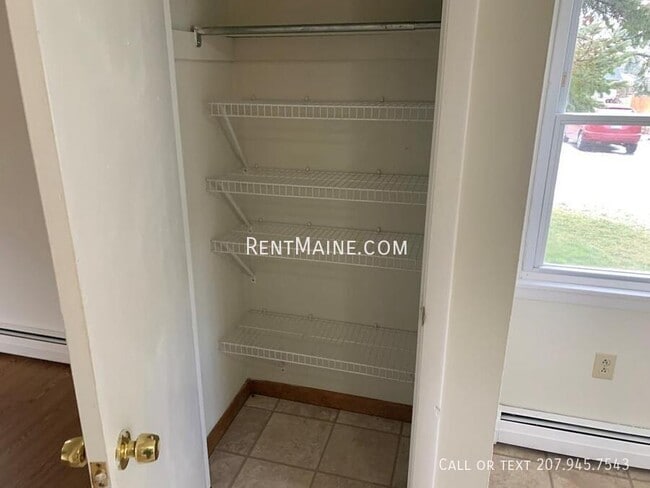 Building Photo - 13 Hemlock St